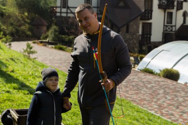 Baba ve oğul okçuluk nişanlı