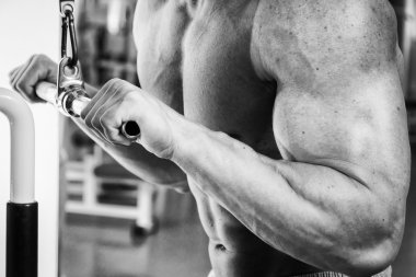 Simülatör kasları için egzersiz yapan erkek