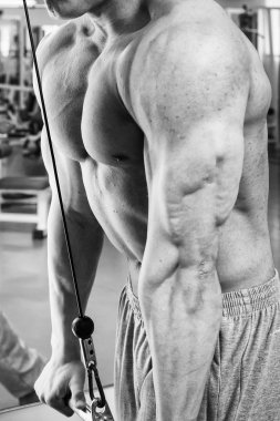 Simülatör kasları için egzersiz yapan erkek