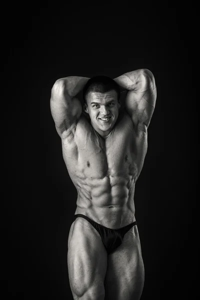 Bodybuilder montre ses muscles — Photo