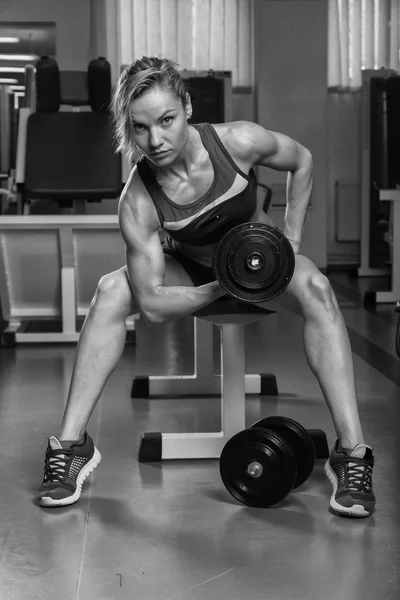 Muskulös blondin arbetande ute i gym — Stockfoto