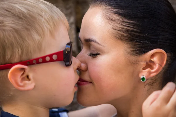 Filho e mãe abraçando e beijando — Fotografia de Stock