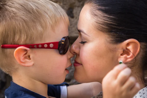 Son och mor kramas och kyssas — Stockfoto