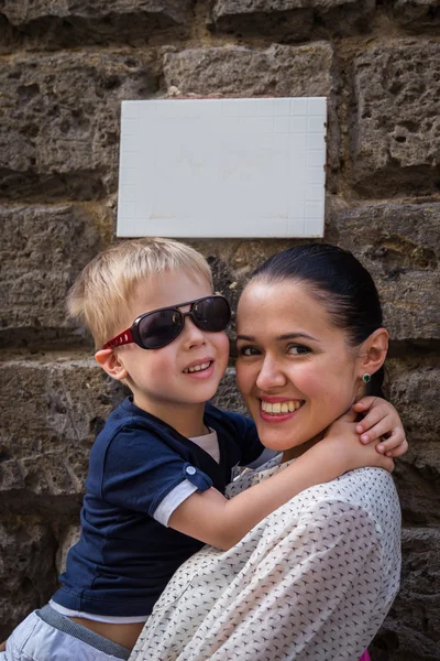 Filho e mãe abraçando e beijando — Fotografia de Stock