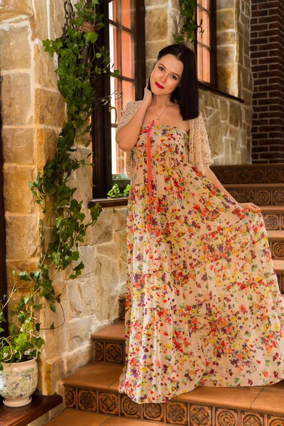 Mujer en vestido posando castillo medieval —  Fotos de Stock