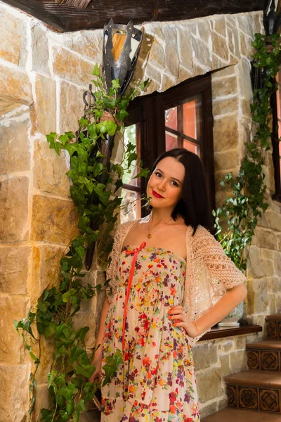 Mujer en vestido posando castillo medieval — Foto de Stock