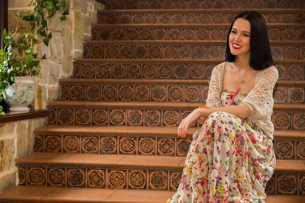 Mujer en vestido posando castillo medieval —  Fotos de Stock