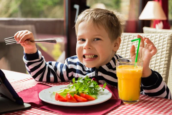 Menino tomando café da manhã e verduras — Fotografia de Stock