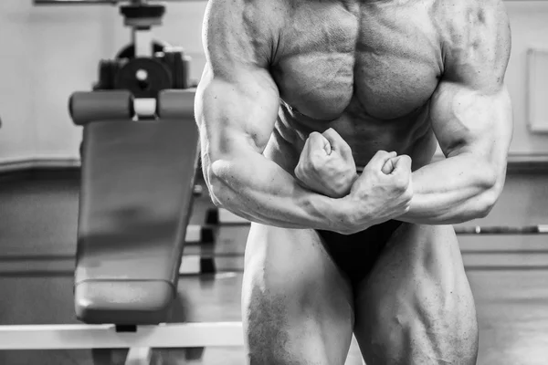 Fisiculturista mostrando seus músculos no ginásio — Fotografia de Stock