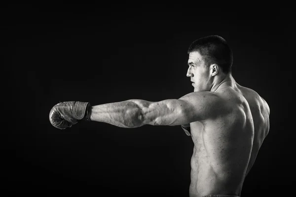 Atletisk man i boxning handskar — Stockfoto
