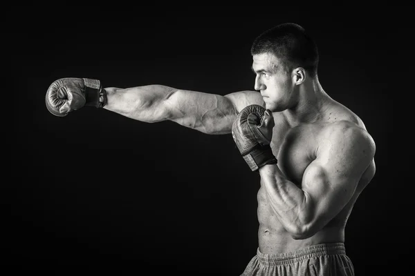 Homme sportif en gants de boxe — Photo