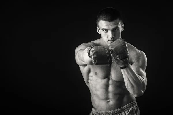 Homme sportif en gants de boxe — Photo