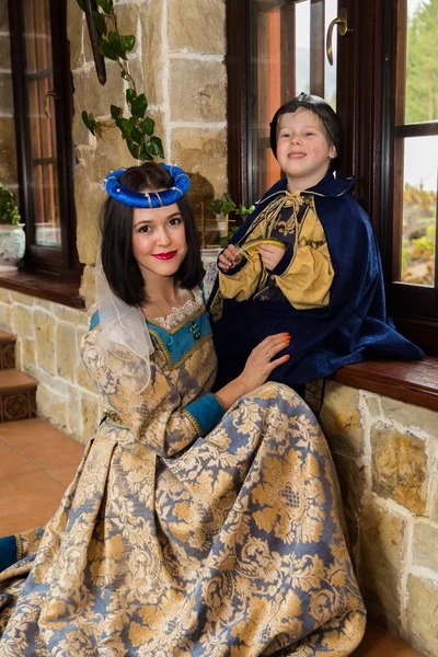 Matka i syn w średniowieczne kostiumy — Zdjęcie stockowe