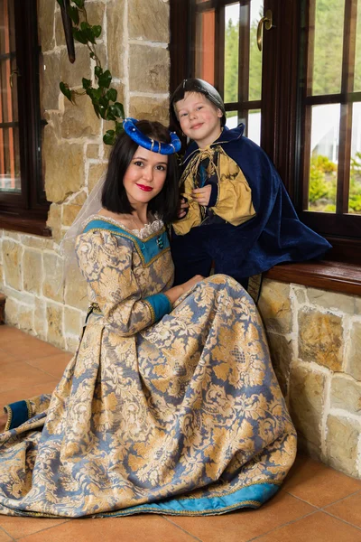 Mutter und Sohn in mittelalterlichen Kostümen — Stockfoto