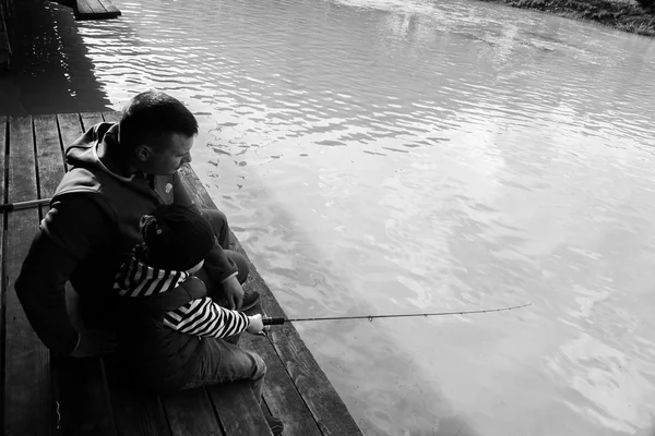 Padre e hijo en el proceso de captura de peces —  Fotos de Stock