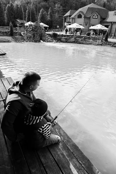 Padre e figlio nel processo di cattura del pesce — Foto Stock