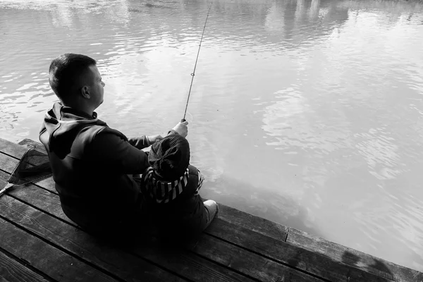 Baba ve oğul balık yakalama sürecinde — Stok fotoğraf
