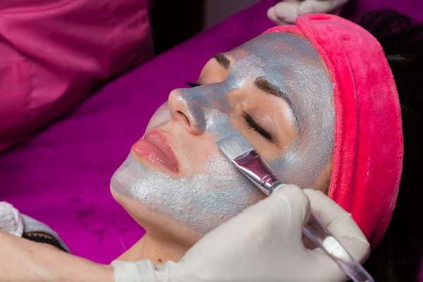 Wizażystka stosuje makijażu na twarzy — Zdjęcie stockowe