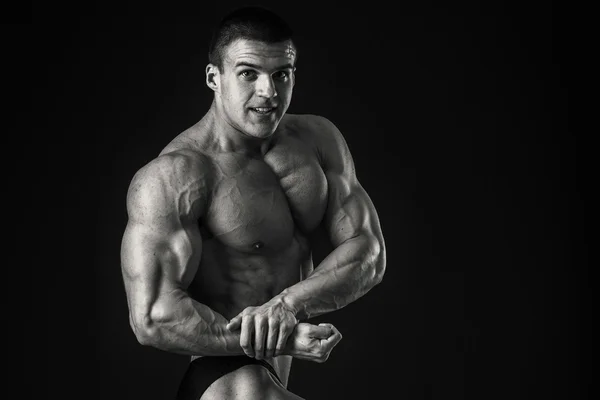 Bodybuilder demonstrating his muscles — Stock Photo, Image