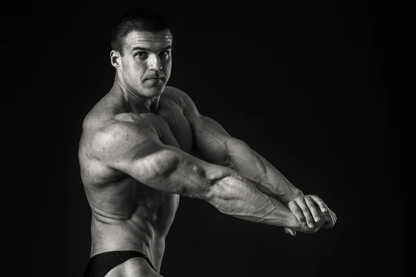 Fisiculturista demonstrando seus músculos — Fotografia de Stock