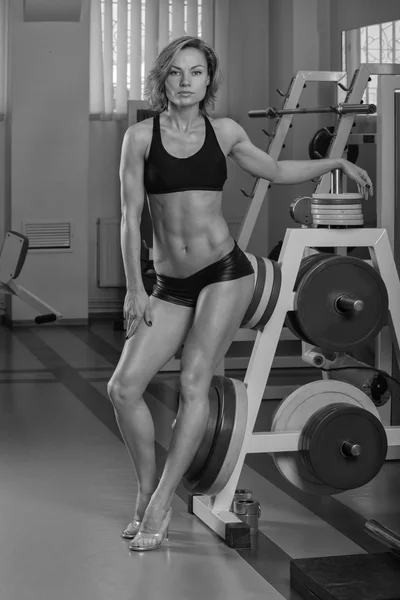 Mulher loira muscular posando no ginásio — Fotografia de Stock
