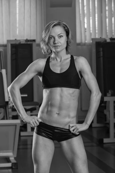 Mięśni blond kobieta pozowanie na siłowni — Zdjęcie stockowe