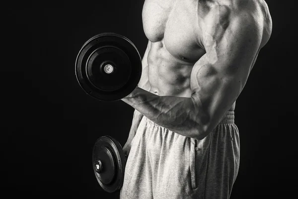 Hombre atlético haciendo ejercicio con pesas —  Fotos de Stock