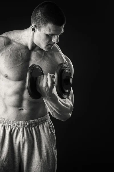 Hombre atlético haciendo ejercicio con pesas — Foto de Stock