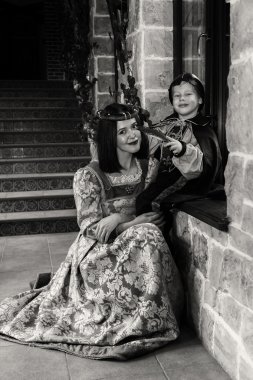 Anne ve oğlu ortaçağ kostümleri