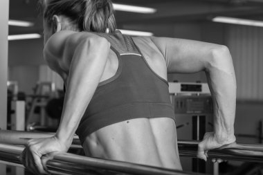 atletik kızı spor salonunda egzersiz