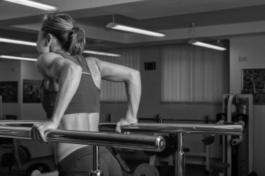 atletik kızı spor salonunda egzersiz