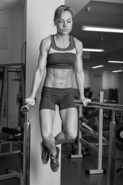 atletik kızı spor salonunda egzersiz