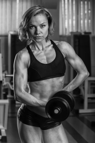 Sportliche Frau posiert in der Turnhalle — Stockfoto