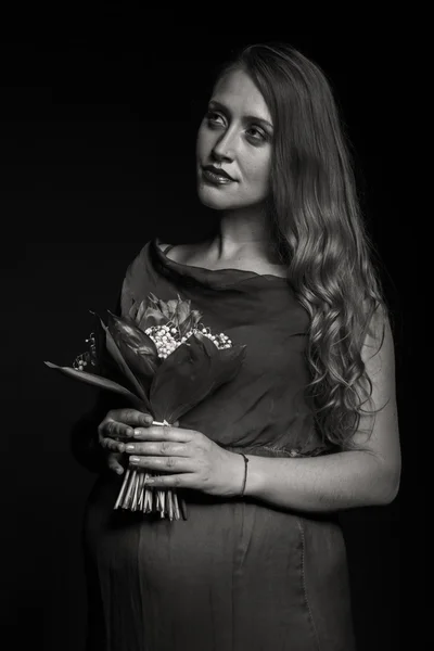 Donna incinta con fiori — Foto Stock