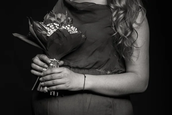 Mujer embarazada con flores — Foto de Stock
