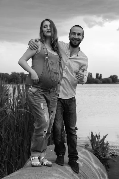 Jovem casal na margem do lago — Fotografia de Stock