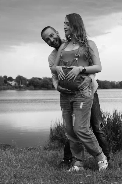 A fiatal pár, a tó partján — Stock Fotó
