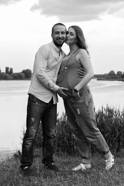 Jovem casal na margem do lago — Fotografia de Stock