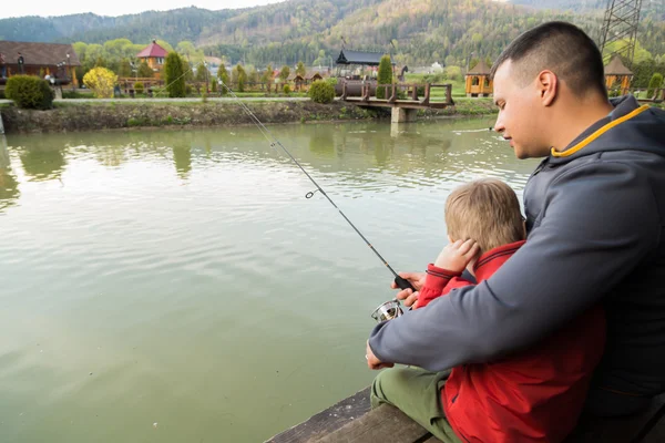 Padre e hijo en el proceso de captura de peces — Foto de Stock