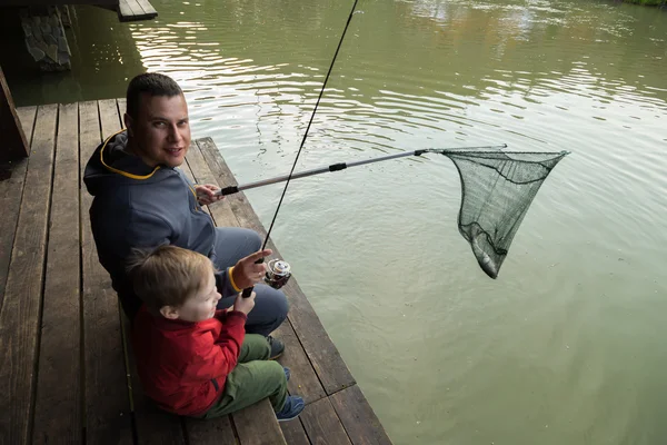 Apa és fia, folyamatban van a halak — Stock Fotó