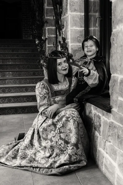 Matka i syn w średniowieczne kostiumy — Zdjęcie stockowe