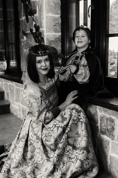 Mère et fils en costumes médiévaux — Photo