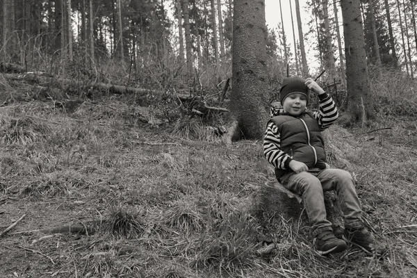 Μικρό αγόρι είναι ανάπαυση στο δάσος — Φωτογραφία Αρχείου