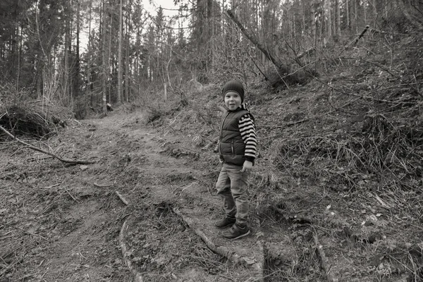 Küçük çocuk ormanda dinleniyor — Stok fotoğraf