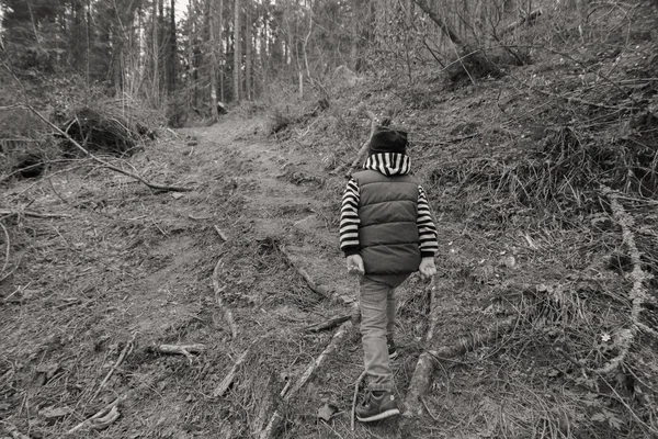 Malý chlapec odpočívá v lese — Stock fotografie