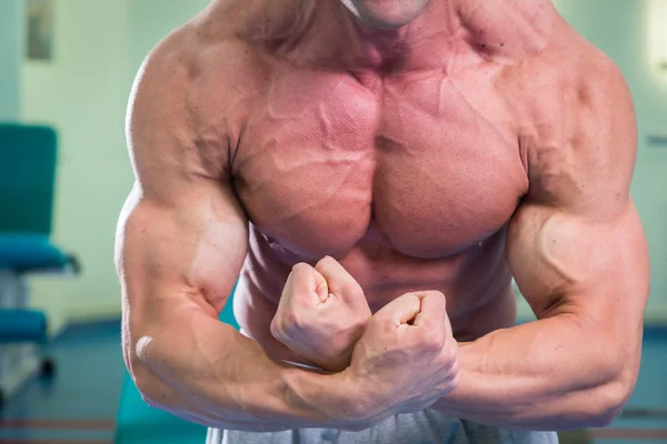 Bodybuilder demonstrating his muscles — Stock Photo, Image