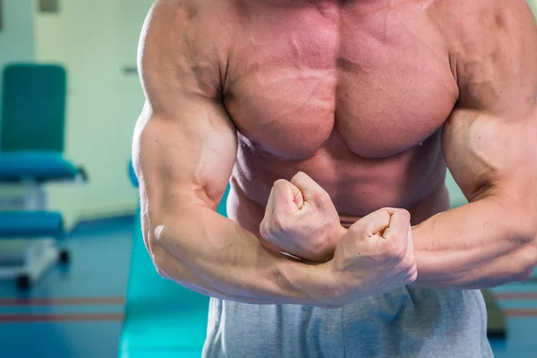 Culturista dimostrando i suoi muscoli — Foto Stock