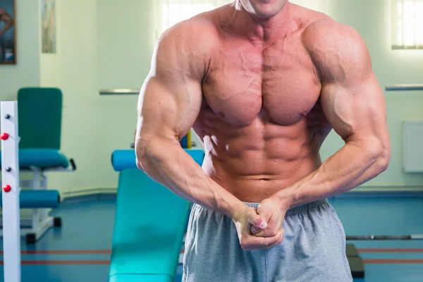 Bodybuilder aan te tonen zijn spieren — Stockfoto