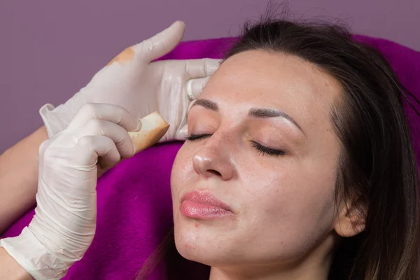 Truccatore applicare il trucco sul viso — Foto Stock