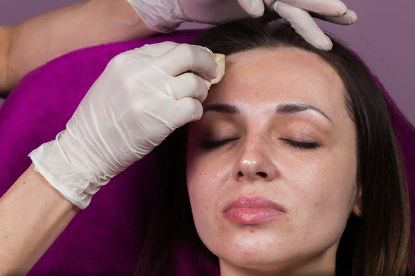 Truccatore applicare il trucco sul viso — Foto Stock